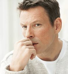 un homme a pensé à une décharge pendant l'excitation