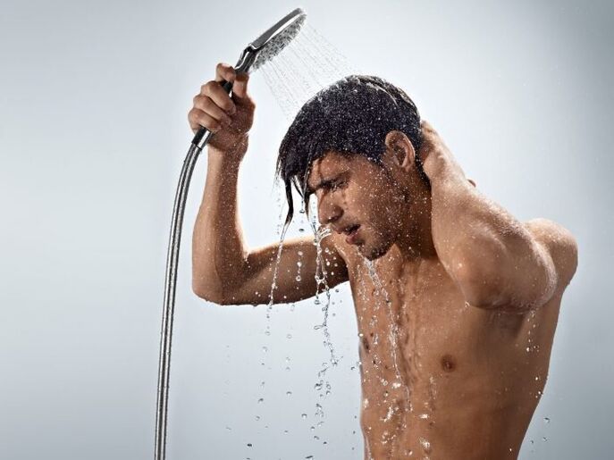 Une douche de contraste tonifie parfaitement le corps d'un homme, renforçant ainsi sa puissance